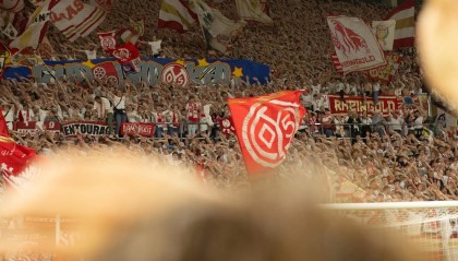 爱游戏正版-美因茨因球迷燃放烟火被罚4万欧元；若再犯将关闭部分看台