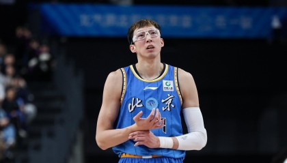 爱游戏正版-暴怒!周琦篮下进攻被焦海龙盖帽打中头部,气得摘下护目镜怒怼对方