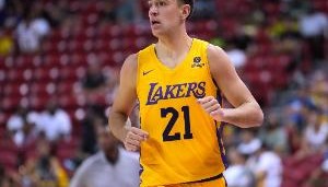 湖人旧将！猛龙官方：球队与科尔-斯威德签下一份十天合同