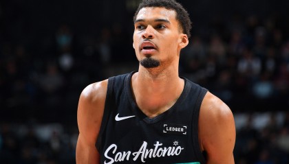 爱游戏平台-听教练的话！米奇：不管首发还是替补 文班都接受我们的安排