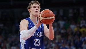 还没怎么发力！马尔卡宁半场7中4拿到10分4板2助1帽