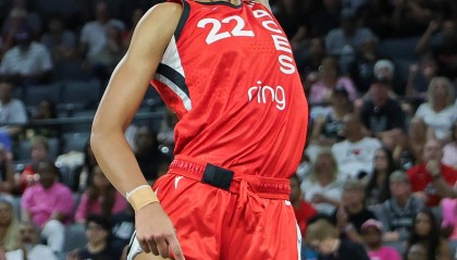 爱游戏在线-炸裂！阿贾-威尔逊赛季22次砍至少20分15板 超查尔斯独占历史第一