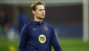 世体：德容臀部轻微不适，提前离开国家队集训营返回巴萨