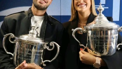 爱游戏入口-爆笑！萨巴伦卡当面把阿卡叫成辛纳，阿卡小发雷霆，抱着冠军奖杯要走